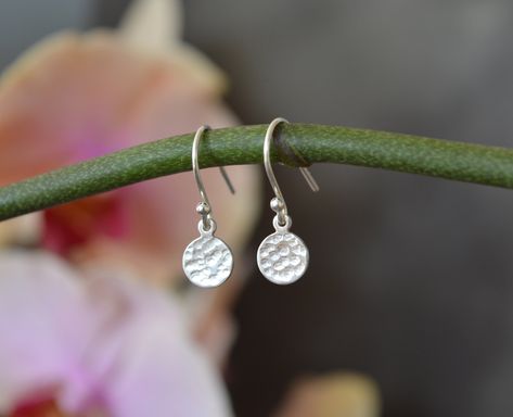 Coordinates Jewelry, Silver Jewelry Diy, Oval Stud Earrings, Hammered Earrings, Fan Earrings, Hammered Sterling Silver, Disc Earrings, Lovely Earrings, Small Earrings