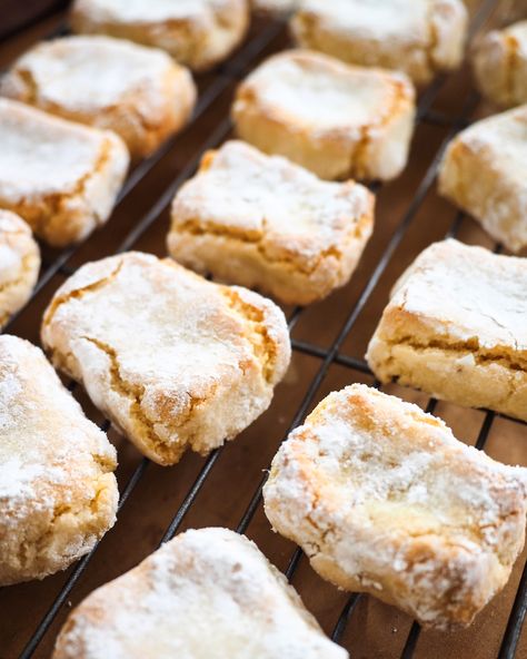 Ricciarelli Cookies, Homemade Appetizers, Silvia Colloca, Truffle Recipes, Italian Almond Cookies, Italian Biscuits, Almond Biscuits, Gluten Free Italian, Italian Cookie Recipes