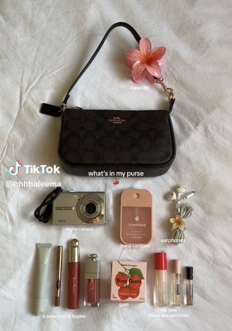 Purse Tour, Cute Purses Aesthetic, Coach Purse Aesthetic, What’s In My Bag Aesthetic, Small Purse Essentials, Purse Must Haves Items, Bag Tour, Everyday Bag Essentials, What's In My Purse