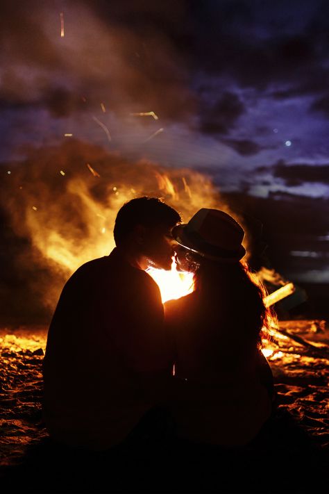 Campfires Photography, Deep Stories, Camping Photoshoot, Couple Camping, Couples Camping, Camping Couple, Pre Wedding Photoshoot Outfit, Pre Wedding Poses, Pre Wedding Photoshoot