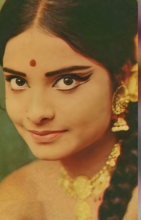 Vintage Bollywood Makeup, 70s Bollywood, Eye Kajal, Bollywood Makeup, Retro Makeup, Eyeliner Styles, Vintage Bollywood, Winged Eyeliner, Big Eyes