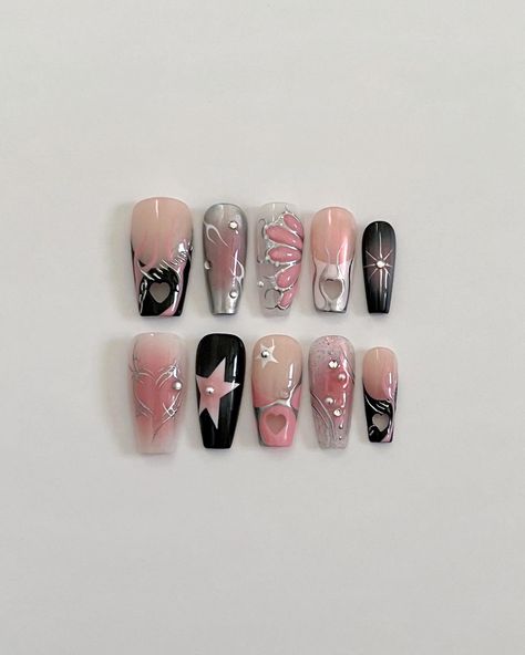 "🖤" Reusable Press on Nails All sets include 10 nail tips and come with an application kit which includes: -Nail file -Cuticle stick  -Nail glue  -Adhesive tabs -Alcohol wipes 💅🏻 MODEL WEARS: Long Coffin ⚠️ IMPORTANT NOTE:  - Please measure both VERTICAL and HORIZONTAL lengths of your nail beds to ensure you order the correct size. 📏 HOW TO MEASURE: 1. Place a tape horizontally across the widest points of your nail and mark both ends. 2. Remove the tape and measure against a ruler * The size Ongles Goth, Pink Black Nails, Goth Nails, Studded Nails, Soft Nails, Press Ons, Hot Nails, Nail Charms, Dream Nails