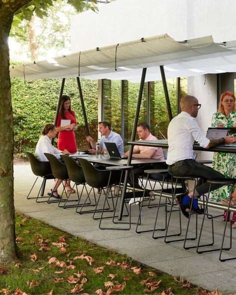 An outdoor office? 🧑‍💻 Worth the try! 🙌 AMAi from @extremis is the perfect addition to the traditional office. With a high-top and low table setting, you get both a 𝐝𝐲𝐧𝐚𝐦𝐢𝐜 𝐦𝐞𝐞𝐭𝐢𝐧𝐠 𝐩𝐥𝐚𝐜𝐞 and a 𝐩𝐥𝐞𝐚𝐬𝐚𝐧𝐭 𝐰𝐨𝐫𝐤𝐬𝐩𝐚𝐜𝐞. Thanks to different options such as ingenious shades, outdoor lighting and power outlets, you truly create an 𝐨𝐩𝐞𝐧-𝐚𝐢𝐫 𝐨𝐟𝐟𝐢𝐜𝐞 𝐝𝐞𝐬𝐤. ⛱️ “𝐅𝐫𝐞𝐬𝐡 𝐚𝐢𝐫 𝐦𝐞𝐞𝐭𝐢𝐧𝐠𝐬 𝐚𝐧𝐝 𝐥𝐮𝐧𝐜𝐡 𝐛𝐫𝐞𝐚𝐤𝐬 𝐡𝐚𝐯𝐞 𝐛𝐞𝐜𝐨𝐦𝐞 𝐚 𝐠𝐨𝐥𝐝𝐞𝐧 𝐫𝐮𝐥𝐞 𝐭𝐨 𝐛𝐫𝐞𝐚𝐤 𝐨𝐮𝐫 𝟗-𝟓 𝐢𝐧𝐝𝐨𝐨𝐫 𝐰𝐨𝐫𝐤𝐝𝐚𝐲” #OutdoorOffice #WorkFromAnywhere #RemoteWork #Off... Outdoor Office Space, Outdoor Workspace, Waterfront Development, Break Area, Office With A View, Lunch Meeting, Outdoor Lunch, Traditional Office, Outdoor Office