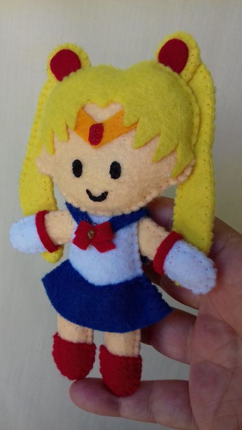 Sailor moon en fieltro. Sailor Moon Diy, Sailor Moon Doll, Sailor Moon Crafts, Plushies Diy, Felt Plushie, Baby Mobil, Doll Plushies, Felt Crafts Diy, Felt Food