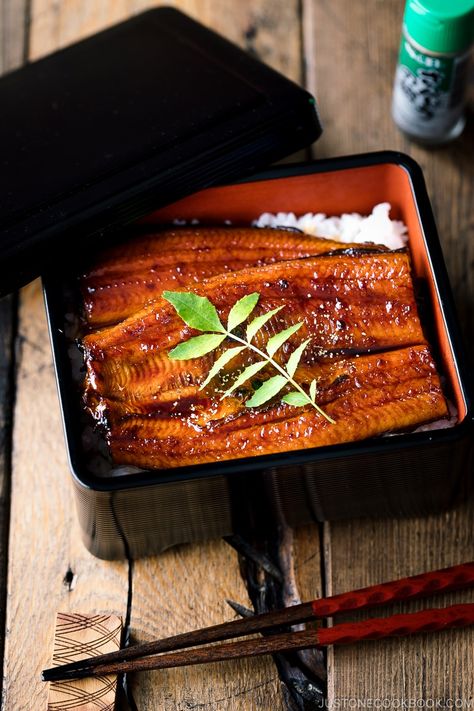 Cooking Japanese Food, Unagi Bowl, Steam Aesthetic, Japan Cooking, Unagi Sushi, Grilled Eel, Unagi Sauce, Japanese Food Traditional, Sushi Japanese