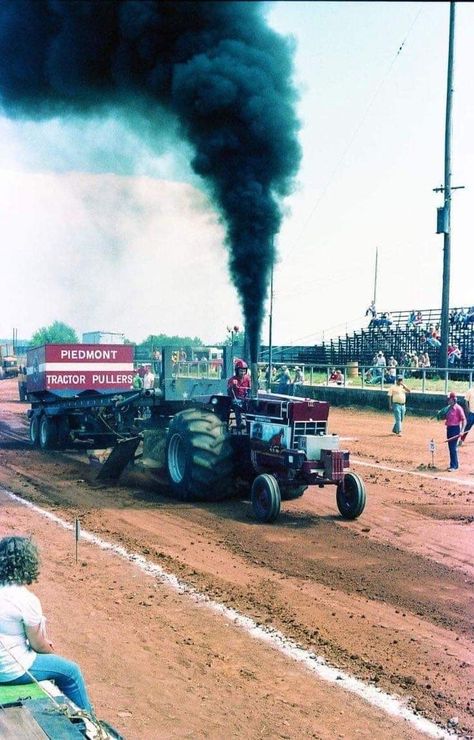 Tractor Pulls, Tractor Coloring Pages, Truck And Tractor Pull, Pulling Tractors, Truck Pulls, Tractor Pulling, Antique Tractors, Summer Inspo, Vintage Truck