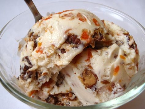 It's ice cream that tastes like carrot cake, only better! It uses all the ingredients of carrot cake and puts it in a creamy, vanilla ice cream. Carrot Cake Ice Cream Recipe, Carrot Cake Ice Cream, Recipe Carrot Cake, Recipe Thanksgiving, Cake Ice Cream, Cream Cheese Desserts, Autumn Holiday, Cheese Dessert, Yummy Dessert