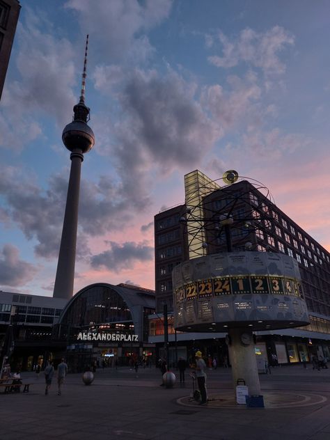 ALEXANDER PLATZ - Berlin Bvb Wallpaper, Berlin Aesthetic, City Life Aesthetic, Berlin Street, Photoshoot Backdrops, East Side Gallery, Berlin City, Sustainable Tourism, Berlin Wall