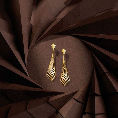 Elevate your distinctive style with this fabulous pair of dangler earrings crafted in 18KT gold. Inspired by the modern aesthetics, these will add the perfect wow element to your on-fleek look! In celebration of us turning 15, we present our exclusive anniversary Aabhar offer where you can get up to 25% OFF* on gold jewellery making charges and diamond jewellery value. *T&C Apply #RelianceJewels #BeTheMoment #AabharCollection #RishtonKiDorNayeKalKiOre Dangler Earrings, Earring Crafts, Diamond Jewellery, Modern Aesthetics, Jewellery Making, Gold Jewellery, Get Up, The Modern, Diamond Jewelry