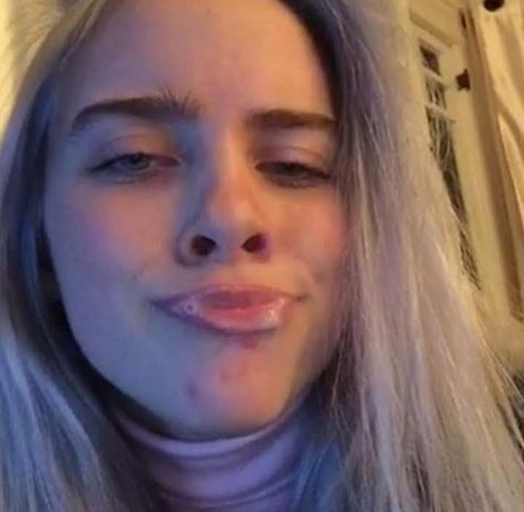 White Liquid On Face, Spitting Into Mouth, Billie Eilish Tongue, White Liquid, Billie Eilish Vídeos, Young Celebrities, Lauren Cohan, Platinum Hair, Romantic Art