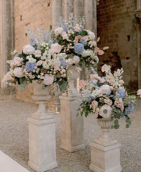 Bridgerton Flower Bouquet, Cute Non Traditional Wedding Ideas, Bridgeton Aesthetic Flowers, Vogue Inspired Wedding, Bridgerton Flowers Aesthetic, Pastel Flower Arrangements Wedding Ideas, Bridgerton Aesthetic Flowers, Vintage French Wedding Decor, Provence Wedding Flowers