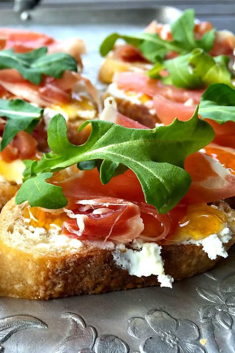 Prosciutto Goat Cheese, Cheese Crostini, Goat Cheese Crostini, Crostini Appetizers, Mango Salsa, Finger Food Appetizers, Chapati, Open Face, Party Food Appetizers