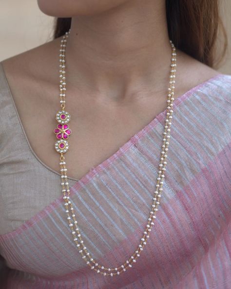 Side Locket Chains From 'Prade Jewels' • South India Jewels Fancy Lockets Gold, Pearl With Gold Chain, Gold Jewellery Ideas, Silver Jewelry Necklace Stack, Simple Pearl Necklace Indian, Pearl Jewelry Necklace Gold, Simple Necklace Designs Gold, Chain Lockets Gold Simple, Jewelry For Saree