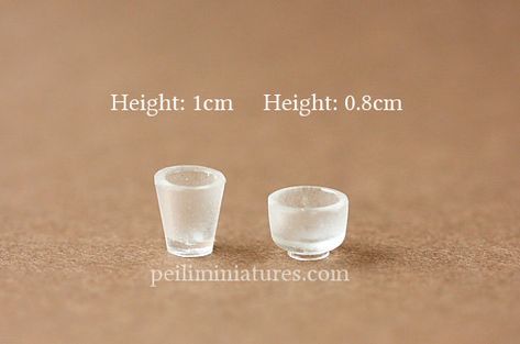 Using UV Resin to make dollhouse miniature cups and glasses Polymer Clay Miniatures Tutorials, Clay Moulding, Miniature Food Jewelry, Sculpey Clay, Air Dry Clay Projects, Dollhouse Miniatures Diy, Miniature Kitchen, Polymer Clay Miniatures, Miniature Diy