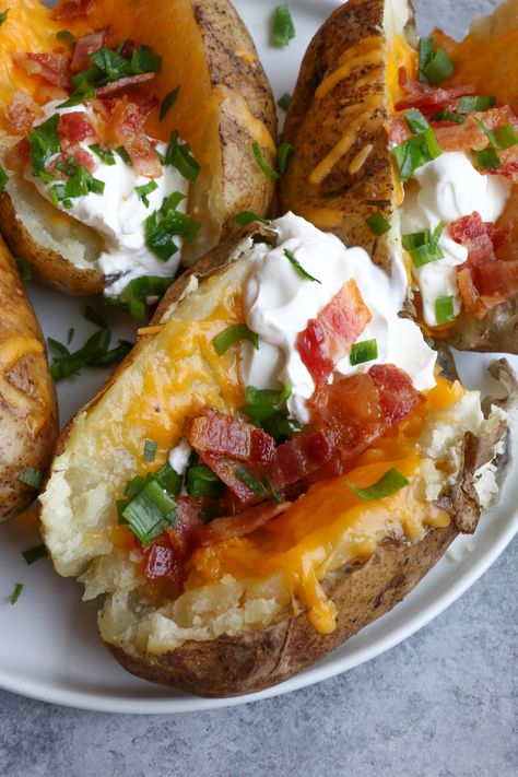 Loaded Baked Potatoes with Bacon and Cheddar!!! So good and so easy to make! This is the best comfort food. Be sure to check out my tips! Baked Potato Meals, Baked Potatoes Dinner, Baked Potato Rounds, Potato With Bacon, Fully Loaded Baked Potato, Bacon Ideas, Potato Loaded, Baked Potato Dinner, Loaded Potatoes