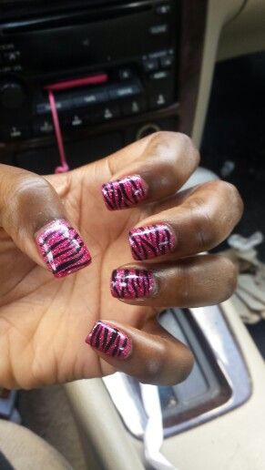 2000s Zebra Nails, Short Gel Nails Y2k, Hot Pink 2000s Nails, 2000s Nail Designs Short, Y2k Basic Nails, Nail Art 2000s, Y2k Natural Nails, Zebra Print Nails Short, Pink Zebra Nails Y2k