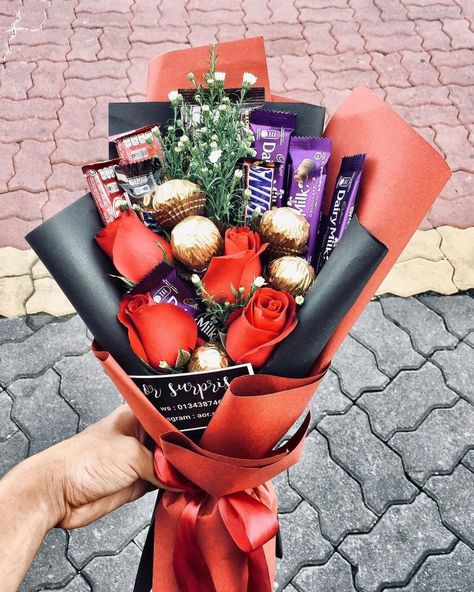 Regalos súper cursis que quiero para San Valentín Valentines Bricolage, Chocolate Flowers Bouquet, Food Bouquet, Chocolate Flowers, Gift Bouquet, Flowers Bouquet Gift, Gift Sets For Women, Chocolate Bouquet, Candy Bouquet