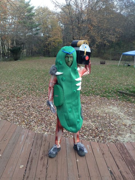 Rick and Morty, Homemade Pickle Rick costume. Made with 2 store bought costumes (pickle and anatomy suit), craft foam for bones and pickle slice, an old cut up wolf costume for the fur, and plastic bat wings for the feet. The weapon is a cardboard box, oatmeal container, plastic cups, flashlight, duct tape and spray paint. Pickle Rick Costume, Rick Costume, Rick And Morty Costume, Morty Costume, Pickle Costume, Easy Pickle, Oatmeal Container, Pickle Rick, Wolf Costume