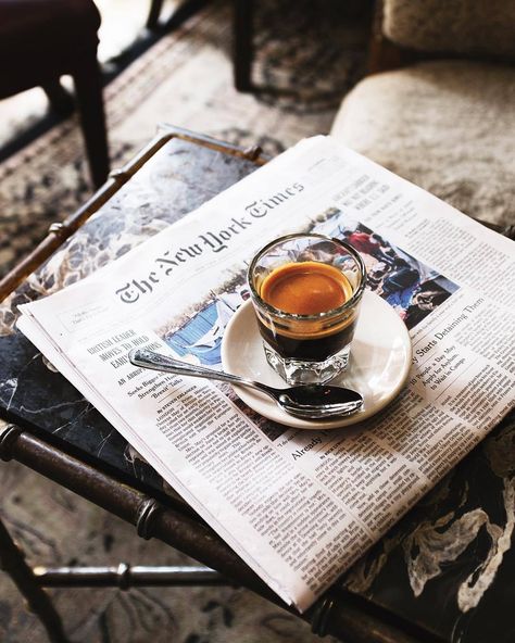 Coffee Photography, Julia Child, Trik Fotografi, A Cup Of Coffee, Coffee And Books, Coffee Cafe, Coffee Love, Coffee Shops, Coffee Addict