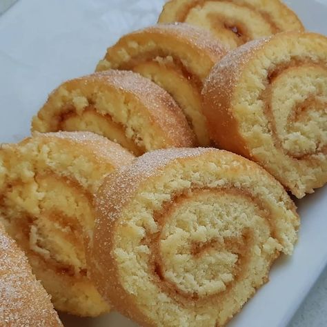 Jam Swiss Roll, African Sweets, Coffee Cake Loaf, Jam Roll, Easy Jam, Swiss Rolls, Macedonian Food, Swiss Roll Cake, Coffee Cakes