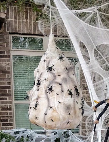 Giant Spider Decoration, Spider Cave Halloween, Spiders Hanging From Ceiling, Diy Giant Halloween Decorations, Giant Spider Halloween Diy, Diy Giant Spider Halloween, Halloween Spider Web Decorations, Scary Insects, Halloween Tunnel