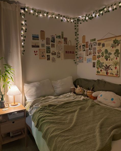 swipe to see ☀️ to 🌙 🛏️🌿✨ presenting the view behind my desk! what’s behind your desk? 👀🍃 introducing another space in my cozy bedroom: my comfy bed which is 3 times my size 😆 I’ve been spending a lot more time on my bed these days which is probably not a great thing 🤣 maybe I made my bed too cozy🤔 🏷️🌿 #bedroom #bedroominspo #bedroomideas #pinterest #pinterestinspired #cozybedroom #roominspo #greenaesthetic How Pinterest Sees Me Room, Small Bedroom Big Bed Ideas, Bed Pillow Arrangement, Senior Szn, Hostel Room, Dorm Inspo, House Deco, Dream Aesthetic, Girly Room