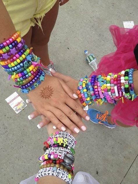 P I N T E R E S T: @jacquerosee :) Easy Diy Bracelets, Kandi Kids, Indie Bracelets, Rave Bracelets, Bracelets To Make, Pony Bead Bracelets, Leather Anklets, Kandi Kid, Kandi Ideas