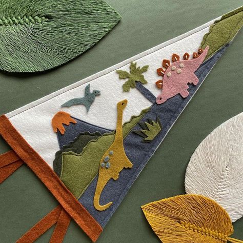 Handmade Dinosaur, Pennant Flags, Felt Gifts, Felt Pennants, Pennant Flag, Felt Embroidery, Handmade Kids, Fabric Projects, Crafty Diy