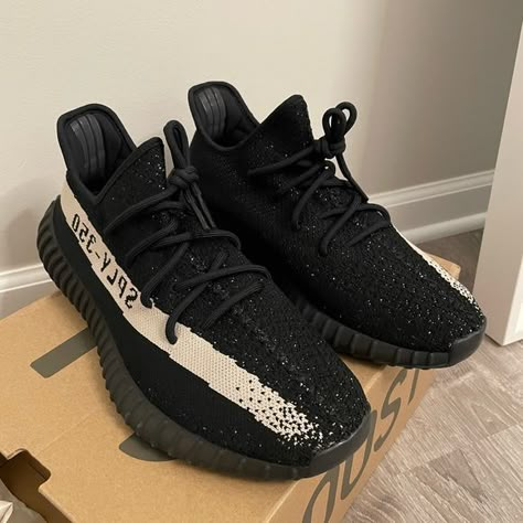 Yeezy boost 350 V2 Oreo Burken Stocks Shoes, Yeezy 350 V2, 350 Boost, Better Cr Dr, Pretty Shoes Sneakers, Shoe Wishlist, Yeezy Boost 350 V2, Air Jordan 1 Retro High Og, Yeezy 350