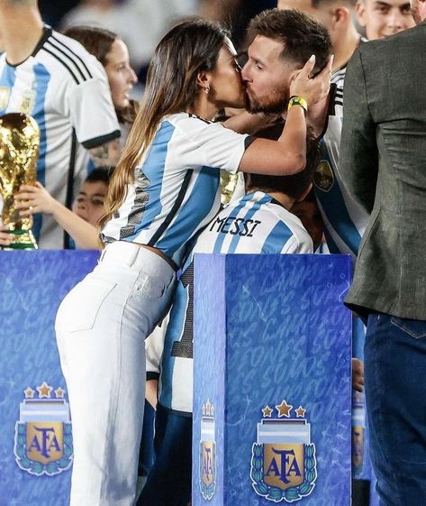 Messi Antonella, Messi Life, Messi And Wife, Antonella Messi, Lionel Messi Family, Soccer Couples, Silly Pics, Fcb Barcelona, Antonella Roccuzzo