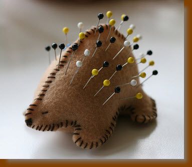 Felt Porcupine Pin Cushion tutorial Pincushion Tutorial, Cushion Tutorial, Sewing Cushions, Pin Cushions Patterns, Sewing Kits, Sewing Pillows, Pins And Needles, Craft Stuff, Pin Cushion