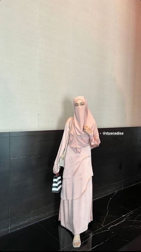 Credit to pretty @nliyyy_ Niqabi Aesthetic, Modest Stylish Outfits, Syari Dress, Fesyen Islam, Muslim Outfit, Celebrity Prom Dresses, Muslimah Outfit, Muslim Style, Muslim Outfits Casual