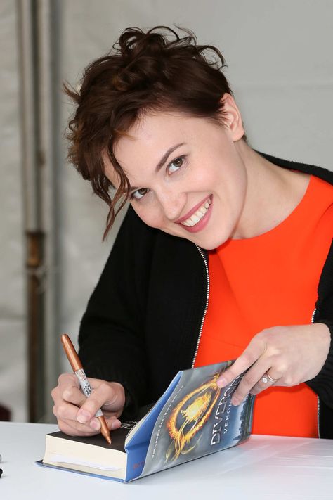 LOS ANGELES, CA - APRIL 13:  Author Veronica Roth attends the 19th Annual Los Angeles Times Festival of Books - Day 2 at USC on April 13, 2014 in Los Angeles, California.  (Photo by David Livingston/Getty Images) Divergent Fandom, Veronica Roth, Best Authors, Divergent Series, Insurgent, John Green, Divergent, Favorite Authors, Livingston