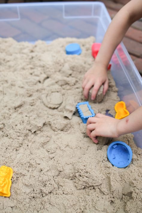 How to Make an Easy DIY Sandbox for Kids in 5 Minutes Diy Sand Box For Kids, Kinetic Sand Box, Kids Sand Table, Sandbox Diy, Sandbox For Kids, How To Make Sand, Playground Sand, Backyard Sandbox, Diy Kinetic Sand