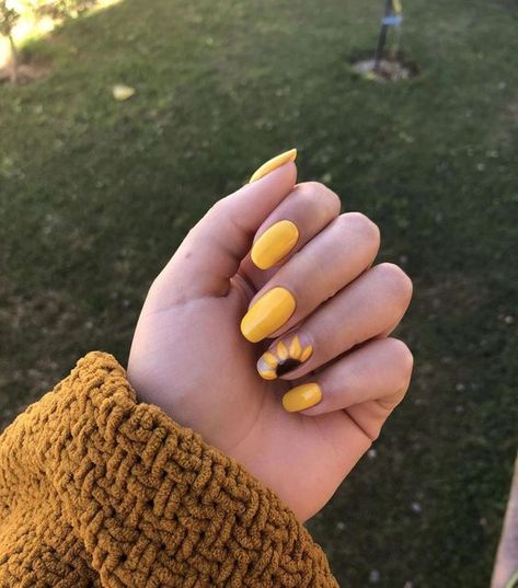 Nail Spring, Oval Nail, Sunflower Nail Art, Nail 2024, Nail Short, Yellow Nail Art, Kutek Disney, Yellow Nails Design, Yellow Nail