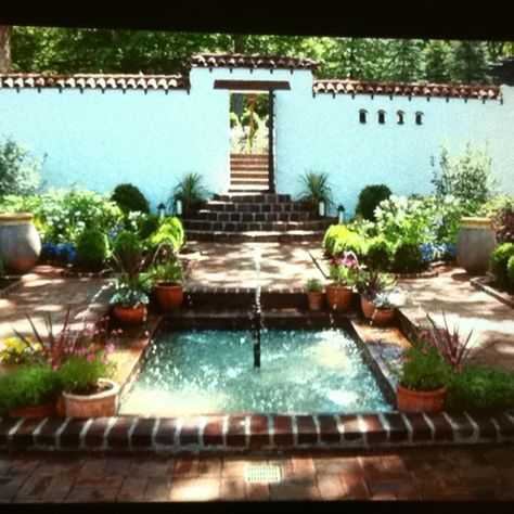 The perfect courtyard! Spanish Style Courtyard, Spanish Courtyard, Courtyard Landscaping, Hacienda Style Homes, Spanish Garden, Front Courtyard, Courtyard Design, Spanish Architecture, Mediterranean Home Decor