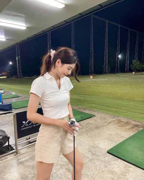 Polo Tee Outfit Woman, Polo Outfit Women's Korean, Adventurecore Aesthetic, Basic Ootd, Neutral Wardrobe, Theme Park Outfits, Neat Casual Outfits, Outfit Korean Style, Hairstyle Fashion