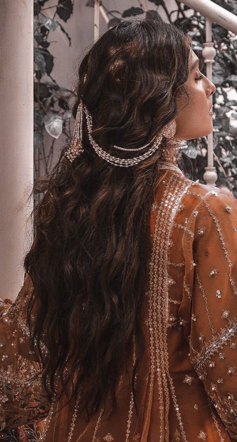 Indian Hair Piece, Ancient Indian Hairstyles, Indian Hairstyles Aesthetic, Heeramandi Hairstyles, South Indian Royalty Aesthetic, Saharey Earrings Hairstyle, South Asian Hair, Desi Hairstyles, Indian Braids