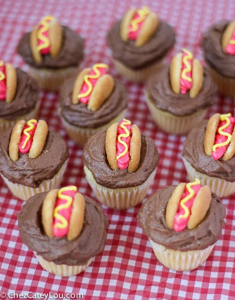 Mini Hot Dog Cupcakes - yellow cupcakes are topped with chocolate frosting and then decorated with a hot dog!  Perfect for Memorial Day! | ChezCateyLou.com Hot Dog Wedding, Cupcake Wars Ideas, Hot Dog Cakes, Cupcakes Kids, Hot Dog Party, Dog Wedding Cake, Mini Hot Dogs, Yellow Cupcakes, Dog Cupcakes