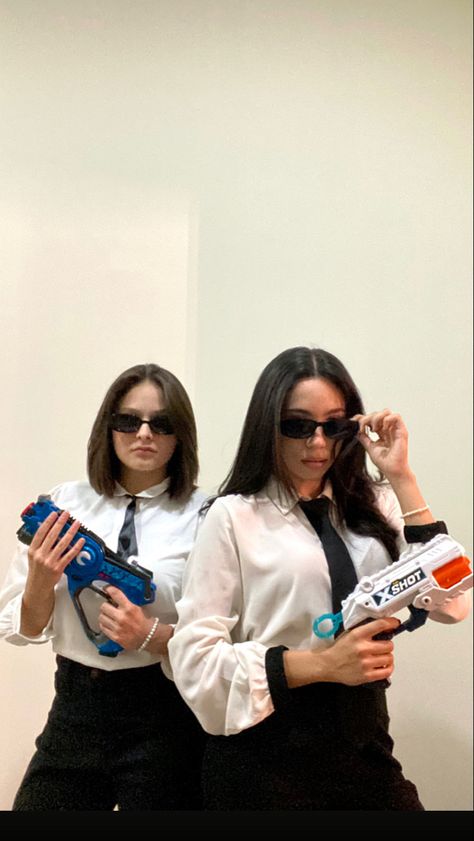 Disfraz de hombres de negro friends Disfraz Simple, Mib Costume, Custome Ideas, Twin Day, Cute Halloween Costumes, Diy Costumes, Undercut, Cool Costumes, Cute Halloween