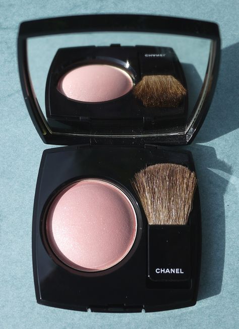 Eyeshadow Brands, Chanel Cosmetics, Makeup Wallpapers, Makeup Eyeshadow Palette, Chanel Makeup, Chanel Beauty, Cosmetic Skin Care, Luxury Makeup, Makeup Techniques