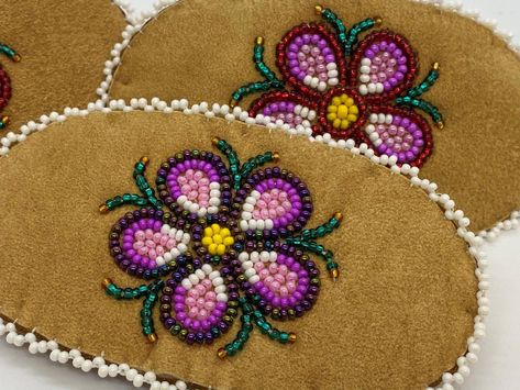 Native Embroidery, Scissor Case Pattern, Native Women, Embroidery With Beads, Native American Beadwork Patterns, Beaded Flowers Patterns, Native Beading Patterns, Bead Hair Accessories, Beaded Hair