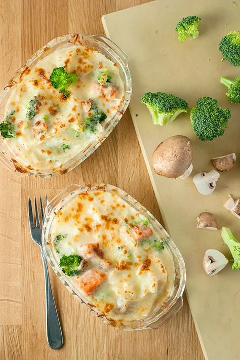 Salmon Gratin - Contemplating Sweets Salmon Casserole, Mushroom Broccoli, Easy Salmon Recipes, Fish Recipes Healthy, Baked Salmon Recipes, Salmon Dishes, Fish Dinner, Cooking Salmon, Seafood Dinner