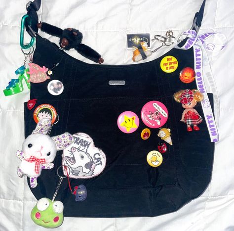 (1) Home / X Bag With Pins, Victoria + Core, Backpack Project, Decorated Bags, Inside My Bag, Bag Decoration, Backpack Decoration, Crazy Outfits, Daily Bag