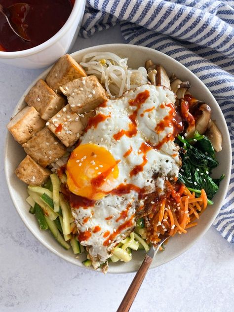 Tofu Bibimbap Recipe, Tofu Bibimbap, Bibimbap Sauce, Bibimbap Recipe, Gochujang Sauce, Tasty Vegetarian Recipes, Tofu Recipes, Asian Cooking, Healthy Dishes