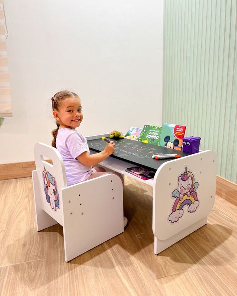 ¡Lanzamiento Exclusivo! 🎉 ¡Estamos emocionados de presentar nuestros nuevos sets de escritorio y silla infantil con stickers temáticos! Ahora puedes personalizar los muebles de tus pequeños con sus motivos favoritos: 🦄 Unicornio 🦖 Dinosaurios 🦸 Superhéroes 👹 Monster Cada set incluye dos stickers a elección para crear un espacio único y especial. ¡Descúbrelos y personaliza hoy mismo en Kids Decor Colombia! 🌐www.kidsdecorcolombia.com🛒 #KidsDecorColombia #MueblesInfantiles #NuevosLanzamient... Kids Decor