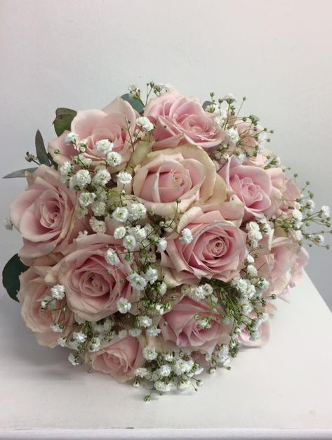 Quinceñera Bouquets Pink, Ramo Flowers For Quince, Quince Flower Bouquets Pink, Natural Flower Bouquet Quinceanera, Light Pink Quince Ramo, Quinceanera Flower Bouquet Pink, Sweet 16 Bouquet Ideas, Quinceanera Ramos Natural, Pink Quince Flowers