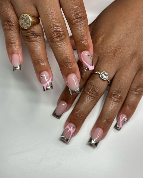 French Tip Nails With Chrome Design, Birthday Short Nails Ideas, Silver Short Nail Designs, Short Nail Designs Chrome, Short Nails Ideas Black Women, Chrome And Pink Nails, Short Nails Square Acrylic, Short Nude Nails With Design, Silver Pink Nails