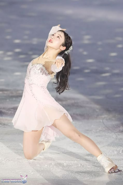 Ice Skating Princess, Skate Aesthetic Outfits, Skating On Ice, Ice Skating Competition Dress, Marin Honda, Figure Skating Competition Dresses, Figure Ice Skates, Figure Skating Outfits, Ice Skating Outfit