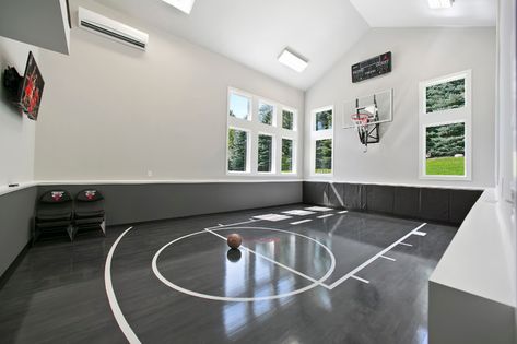 Indoor Sports Court, Home Basketball Court, Home Gym Ideas, Indoor Basketball Court, Basketball Shooting, Indoor Basketball, Best Home Gym, Gym Ideas, Home Gym Design